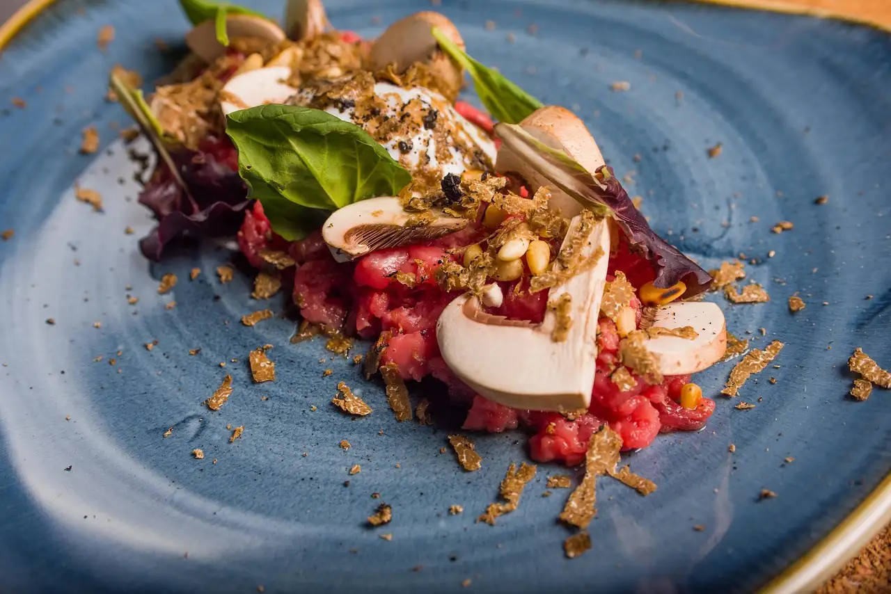 Wijn bij steak tartare: de beste combinaties uitgelegd